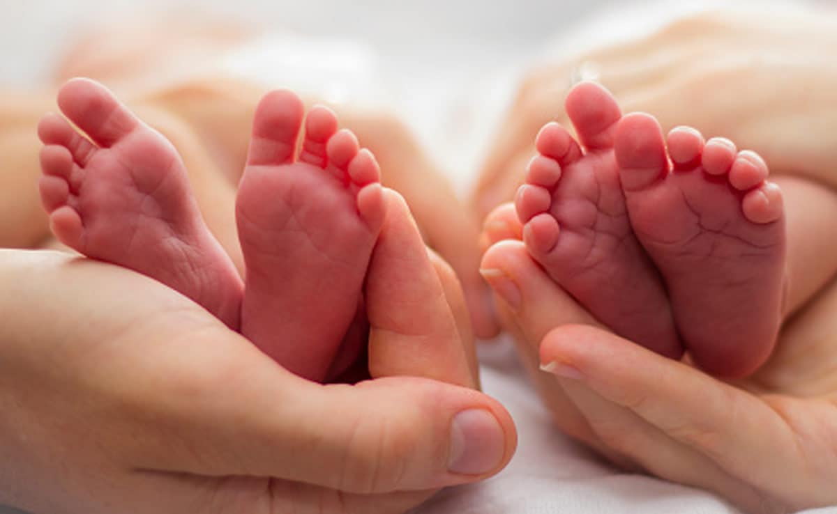 দুইটি জরায়ু বিশিষ্ট এক নারী ভিন্ন গর্ভ থেকে যমজ সন্তানের জন্ম দিয়েছেন, ছেলে মেয়ে একেবারে সুস্থ, গল্পটি আপনাকে অবাক করবে।