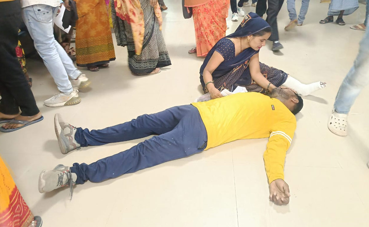 MP: शर्मनाक! बेहोश पति को न बेड मिला ना इलाज... मिन्नते करने पर भी कर्मचारियों का नहीं पसीजा दिल