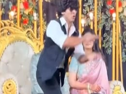 शाहरुख के हमशक्ल ने शादी के स्टेज पर 'लुट पुट' गाने पर डांस करके जमा दिया रंग, लोग बोले- ओरिजिनल से तो डुप्लीकेट अच्छा शाहरुख के हमशक्ल ने शादी के स्टेज पर 'लुट पुट' गाने पर डांस करके जमा दिया रंग, लोग बोले- ओरिजिनल से तो डुप्लीकेट अच्छा