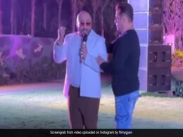 VIDEO: सलमान खान ने बी प्राक के साथ कुछ इस तरह गाया एनिमल फिल्म का गाना, लोग बोले- कोई हेडफोन दे दो VIDEO: सलमान खान ने बी प्राक के साथ कुछ इस तरह गाया एनिमल फिल्म का गाना, लोग बोले- कोई हेडफोन दे दो