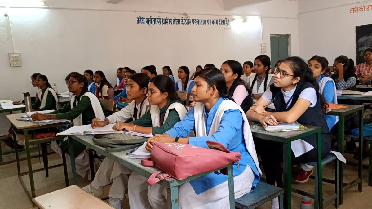 NEET Preparation: आदिवासी व गरीबों के लिए कलेक्टर ने कोटा से मंगवाए 30 साल के पेपर्स व स्टडी मटेरियल
