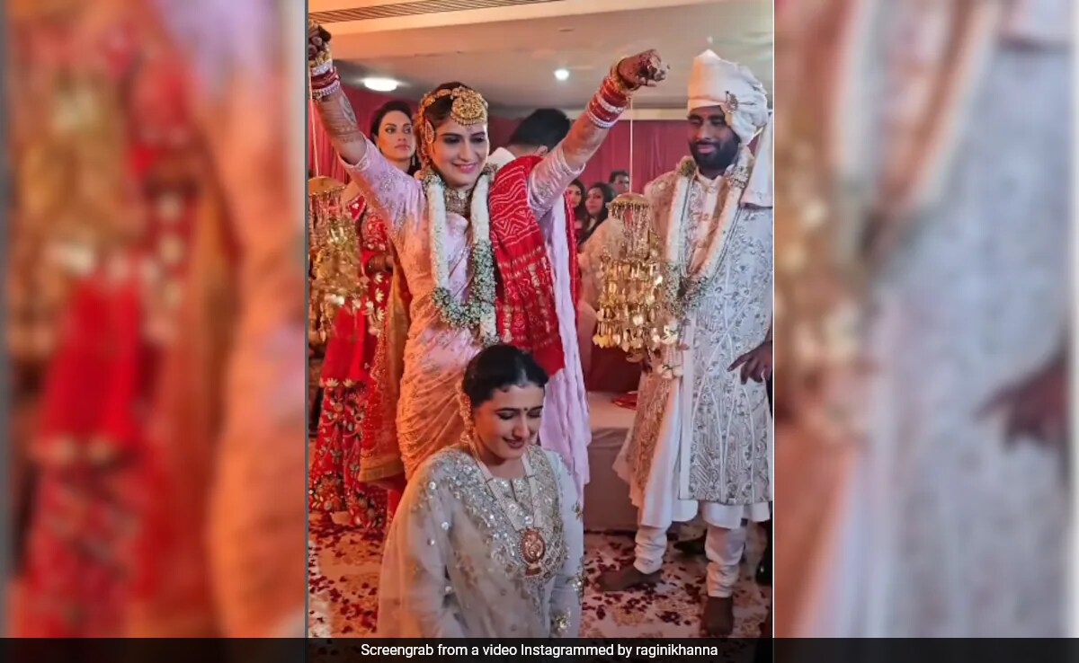 At Arti Singh's Wedding, The <i>Kaleera</i>s Fell On Cousin Ragini Khanna And She Was This Excited