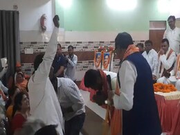 Video: जब पिता ओपी राजभर की गलती के लिए बेटे ने BJP कार्यकर्ताओं से मांगी माफी Video: जब पिता ओपी राजभर की गलती के लिए बेटे ने BJP कार्यकर्ताओं से मांगी माफी