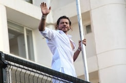 Eid 2024: Shah Rukh Khah Waves, Blows Kisses At Fans Outside Mannat Eid 2024: Shah Rukh Khah Waves, Blows Kisses At Fans Outside Mannat