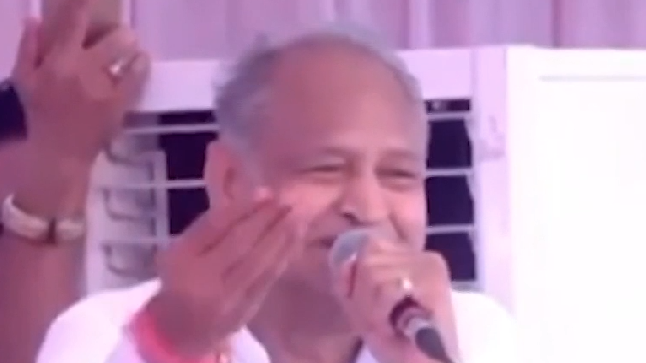 हम दोनों बेटे वैभव को आपके सुपुर्द करते हैं- अशोक गहलोत