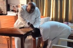 HD Kumaraswamy Takes Parents' Blessings Ahead Of Filing Nomination HD Kumaraswamy Takes Parents' Blessings Ahead Of Filing Nomination