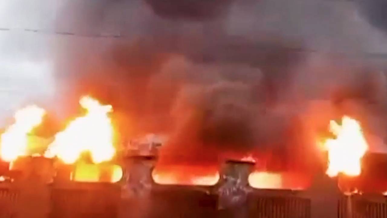 अचानक मालगाड़ी का इंजन धू-धू कर जल उठा, देखिए ये वीडियो