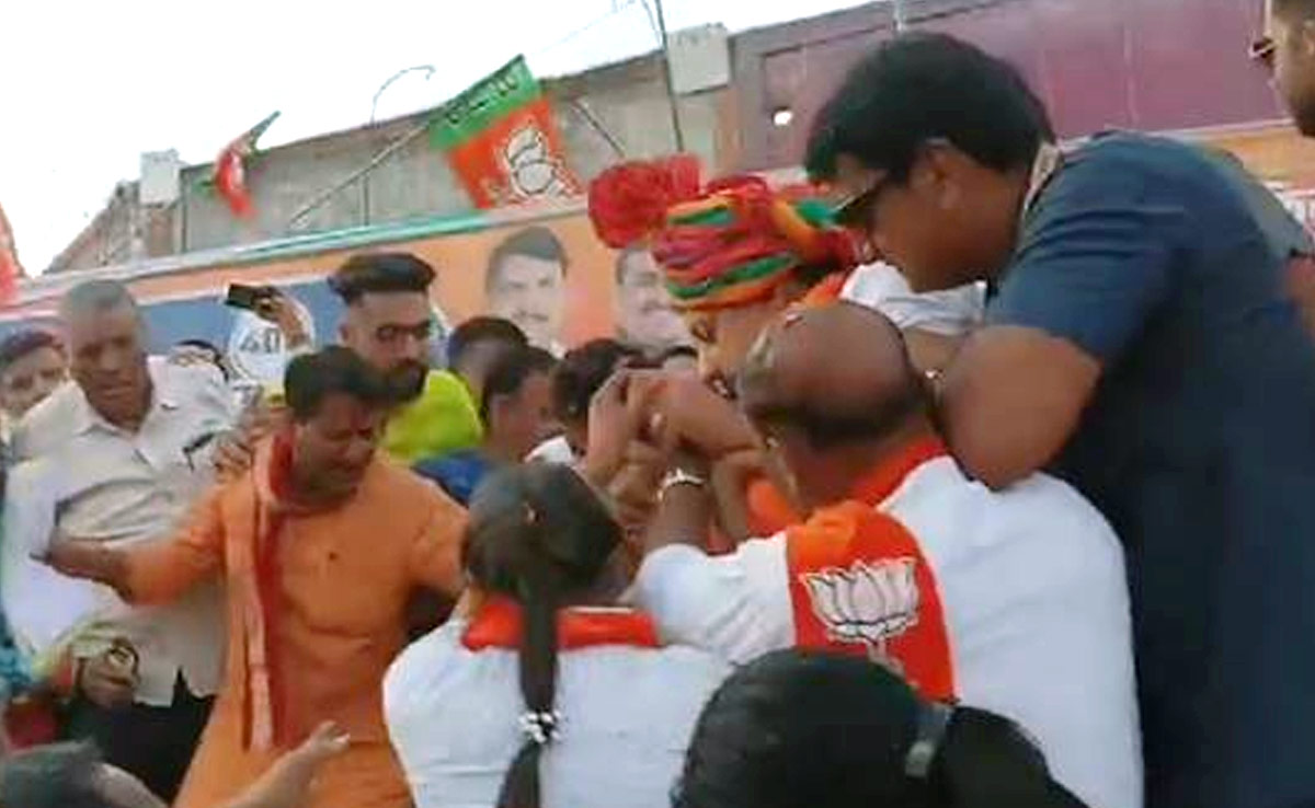 Stage Broken in Rally: मुख्यमंत्री के संबोधन के समय मंच टूटा, गिरते-गिरते बचे CM मोहन यादव, देखें Video