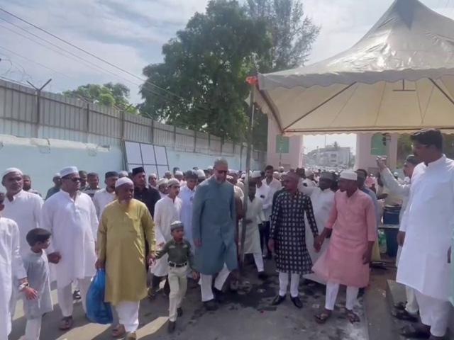 Asaduddin Owaisi Offer Namaz In Hyderabad On The Occasion Of Eid-ul-Fitr