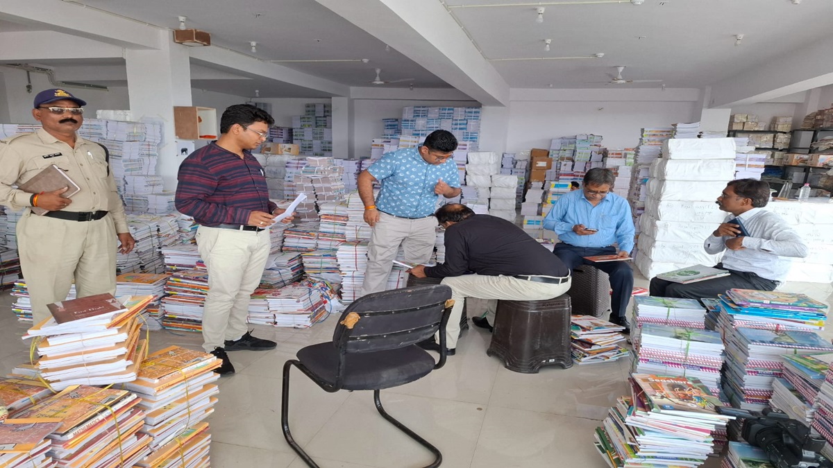 NDTV Impact: बुक स्टोर्स पर छापेमारी, हजारों किताबें फर्जी, प्रशासन का सराहनीय काम, पैरेंट्स चुकाएंगे सही दाम