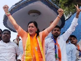 Navneet Rana: 'राजकीय पोळी भाजण्यासाठी मराठीचा वाद..', नवनीत राणांनी ठाकरे बंधुंवर डिवचलं Navneet Rana: 'राजकीय पोळी भाजण्यासाठी मराठीचा वाद..', नवनीत राणांनी ठाकरे बंधुंवर डिवचलं