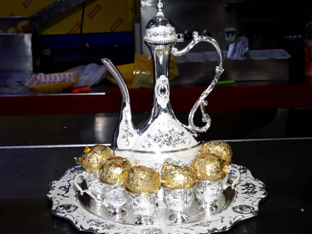 Gujarat: Ahmedabad में पानी पूरी के साथ नया प्रयोग, सोने-चांदी की पन्नी में मिल रही पानी पूरी