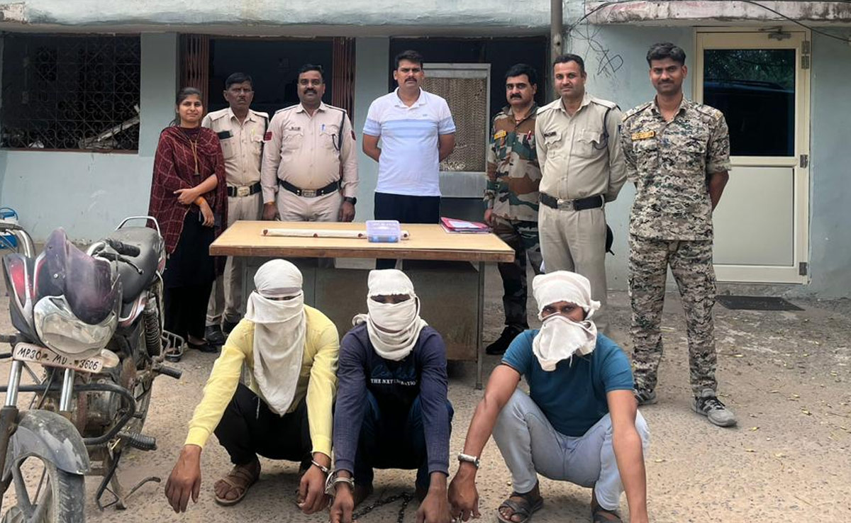 क्रूरता की हदें पार: महिला के प्रेमी ने दूसरे प्रेमी की बेरहमी से की हत्या, बाइक से बांधकर तीन किमी घसीटा