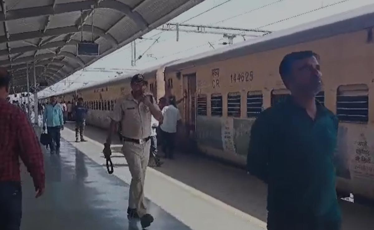 Indian Railways: झेलम एक्सप्रेस में बम होने की धमकी से हड़कंप, एक व्यक्ति को हिरासत में लेकर पूछताछ कर रही पुलिस &nbsp;