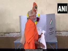 Video: Independent Candidate Garlands Voting Machine In Maharashtra, Faces Police Case Video: Independent Candidate Garlands Voting Machine In Maharashtra, Faces Police Case