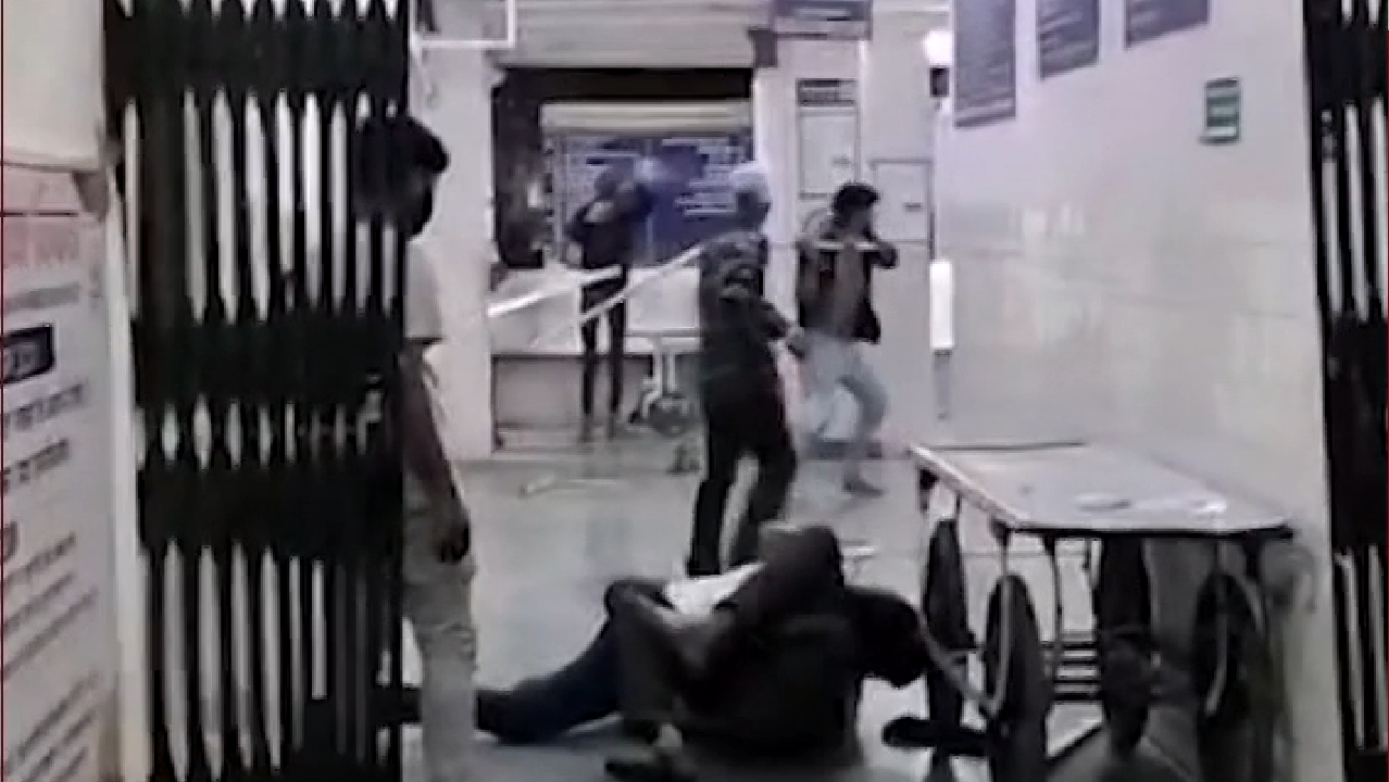 Ratlam: जिला अस्पताल में दो पक्षों में मारपीट, चले लाठी डंडे !