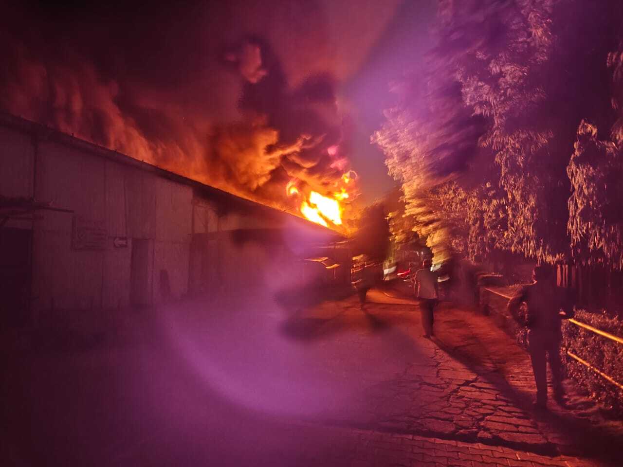 गाजियाबाद: फैक्ट्री में लगी भीषण आग, दूर-दूर तक सुनाई दी धमाकों की आवाज, दमकल की 10 गाड़ियां मौजूद