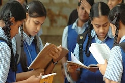 स्कूलों की बढ़ी फीस पर हुआ सख्त, क्या अब लगेगी लगाम? स्कूलों की बढ़ी फीस पर हुआ सख्त, क्या अब लगेगी लगाम?