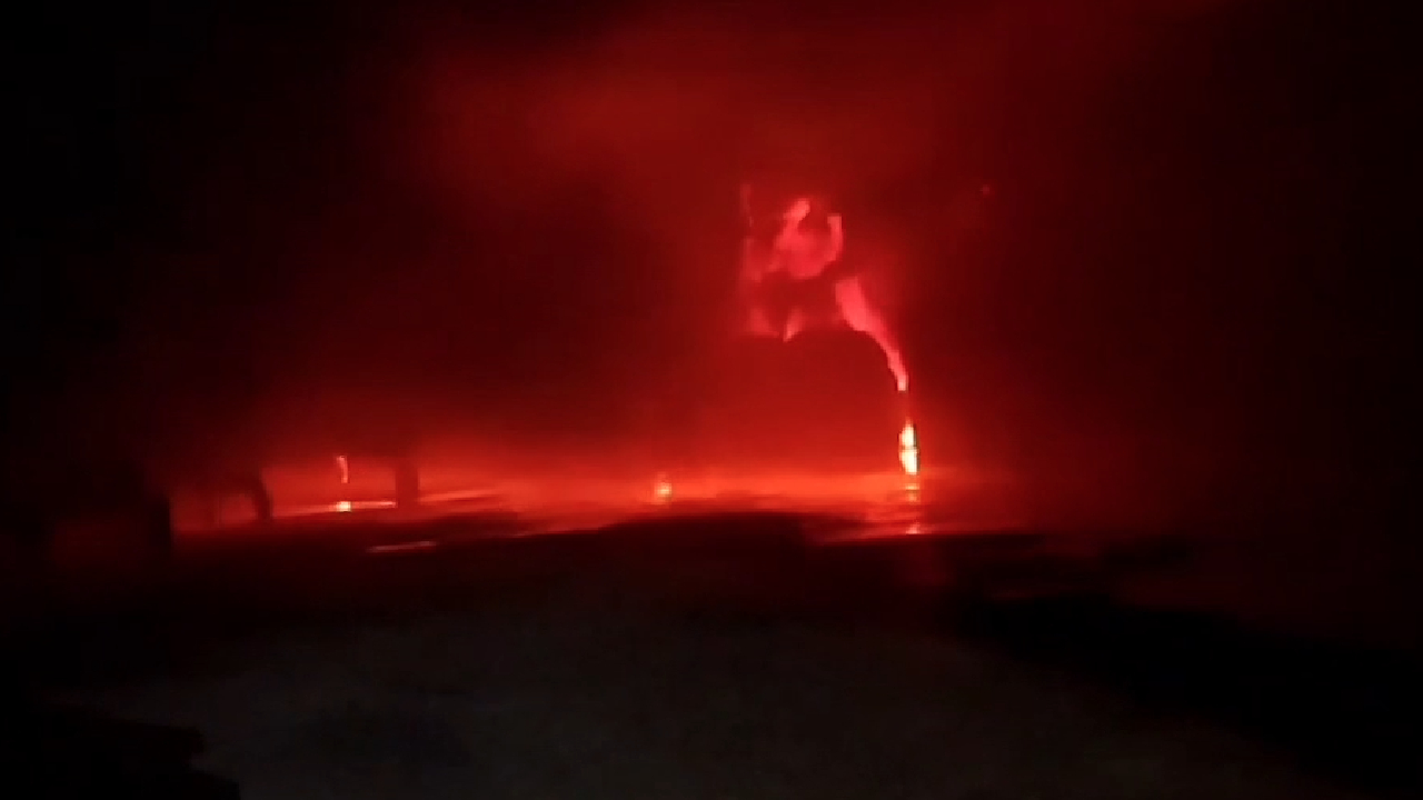 खंडवा में 15 घंटे से नहीं बुझ रही कॉटन के गोदाम में लगी आग