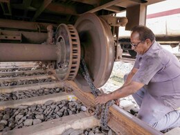 आ रहा है रेमल... समंदर में उठ रहे बवंडर का खौफ, देखिए बंगाल में चेन से बांध दी गईं ट्रेनें