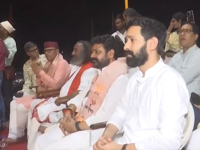 Actor Vikrant Massey, Sri Sri Ravi Shankar Attend Ganga Aarti In Varanasi