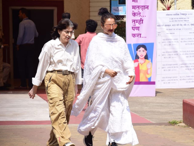 Rekha Casts Her Vote In Mumbai