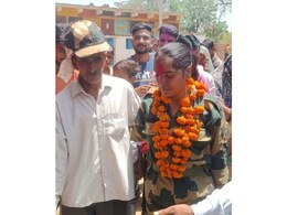 BSF में सिलेक्शन होने पर गांव लौटी बेटी, पिता के सिर पर टोपी रख जताया आभार BSF में सिलेक्शन होने पर गांव लौटी बेटी, पिता के सिर पर टोपी रख जताया आभार