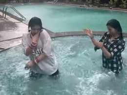कुछ ऐसी रही शादी के बाद आरती सिंह की पहली बारिश, शेयर किया VIDEO  कुछ ऐसी रही शादी के बाद आरती सिंह की पहली बारिश, शेयर किया VIDEO