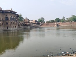 डीग के जलमहल क्यों खोने लगे हैं अपना अस्तित्व, प्रशासन की उदासीनता से मडराने लगा है ये संकट  डीग के जलमहल क्यों खोने लगे हैं अपना अस्तित्व, प्रशासन की उदासीनता से मडराने लगा है ये संकट