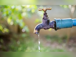 नल से टपकते पानी से किचन और बाथरूम हो गए हैं एकदम खराब, तो अब बिना प्लंबर के आप मिनटों में खत्म कर देंगे वॉटर लीकेज नल से टपकते पानी से किचन और बाथरूम हो गए हैं एकदम खराब, तो अब बिना प्लंबर के आप मिनटों में खत्म कर देंगे वॉटर लीकेज