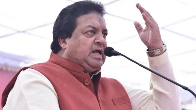 Surendra Patwa's Threat To Police Station Incharge During Shivraj's Speech In MP