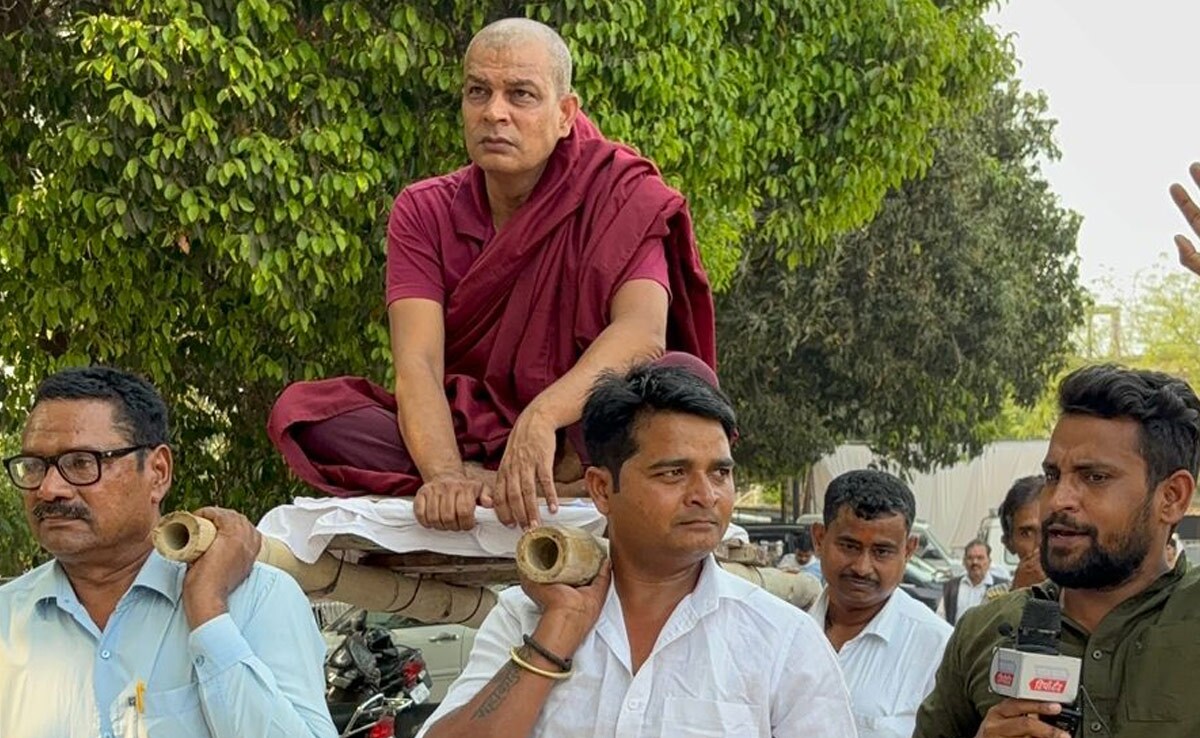 लोकसभा चुनाव में ताल ठोक रहे 'अर्थी बाबा' की अजब कहानी