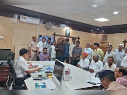 'अफसरों को बछड़ों और बैलों में फर्क नहीं मालूम,' पशु पालकों के साथ कलेक्टर से मिले हनुमान बेनीवाल