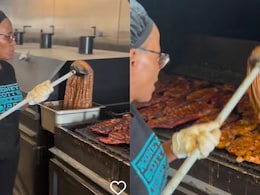 मीट पर सॉस फैलाने के लिए पोछे का इस्तेमाल देख इंटरनेट पर भड़के लोग, वीडियो को 45 मिलियन से अधिक बार गया देखा मीट पर सॉस फैलाने के लिए पोछे का इस्तेमाल देख इंटरनेट पर भड़के लोग, वीडियो को 45 मिलियन से अधिक बार गया देखा