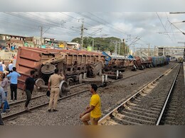 पालघर रेल्वे स्थानकात मालगाडी रुळावरुन घसरली, पश्चिम रेल्वेची वाहतूक विस्कळीत