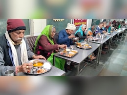 Mother's Day पर वृद्धाश्रम में दिखा भावुक करने वाला नजारा, गैरों का प्यार पाकर भावुक हुई 'मां' Mother's Day पर वृद्धाश्रम में दिखा भावुक करने वाला नजारा, गैरों का प्यार पाकर भावुक हुई 'मां'