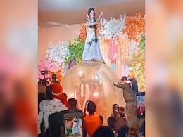 बड़े से बैलून के अंदर बंद हो गए दूल्हा दुल्हन, ऊपर खड़ी होकर करतब दिखाने लगी डांसर बड़े से बैलून के अंदर बंद हो गए दूल्हा दुल्हन, ऊपर खड़ी होकर करतब दिखाने लगी डांसर