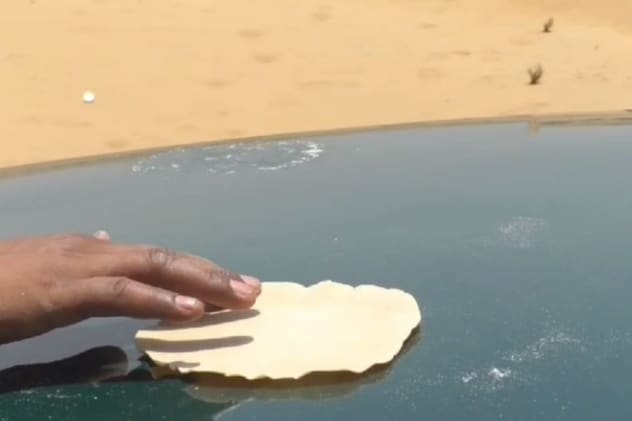 भारत-सीमा पर गर्मी इतनी की गाड़ी के बोनट पर बीएसएफ के जवान ने पापड़ सेक दिया. भारत-सीमा पर गर्मी इतनी की गाड़ी के बोनट पर बीएसएफ के जवान ने पापड़ सेक दिया.