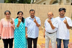 Arvind Kejrwal, Wife Sunita Cast Vote In Phase 6 Arvind Kejrwal, Wife Sunita Cast Vote In Phase 6