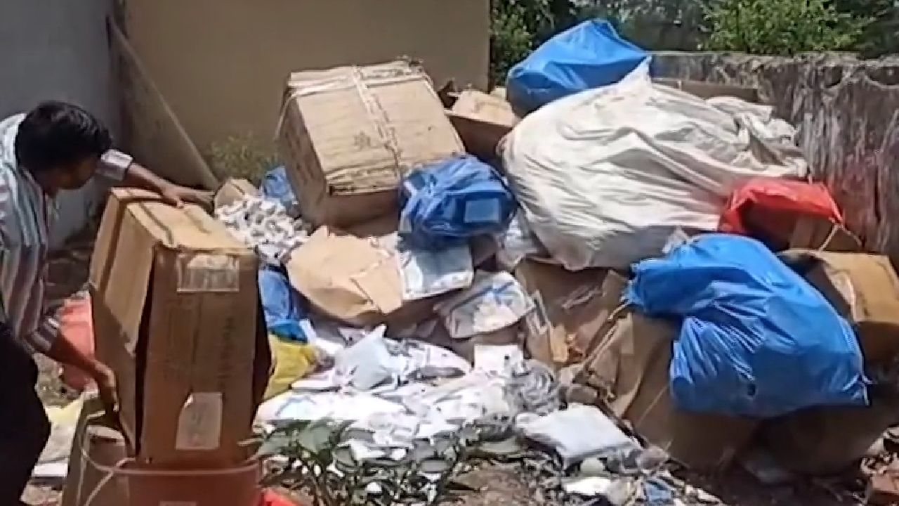 MP: कूड़े में पड़ा एक्सपायरी दवाओं का ढेर, कौन जिम्मेदार?
