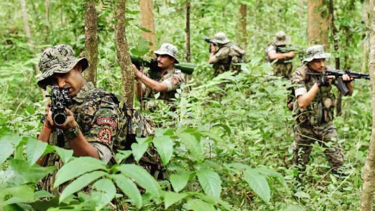 Dhamtari Naxalite Encounter: सुरक्षाबलों और नक्सलियों के मुठभेड़ में एक नक्सली ढेर, 2 घायल