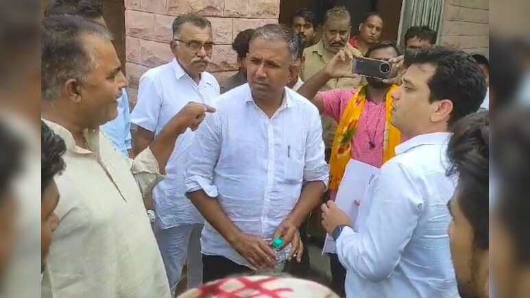 पूर्व विधायक मदन प्रजापत ने अस्पताल में PMO को क्यों कहा, 'नौकरी नहीं करनी तो छोड़ कर चले जाओ...'