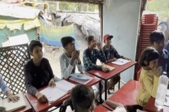 इंदौर में यहां गरीब बच्चों को फ्री में पढ़ाने आते हैं डॉक्टर-इंजीनियर इंदौर में यहां गरीब बच्चों को फ्री में पढ़ाने आते हैं डॉक्टर-इंजीनियर