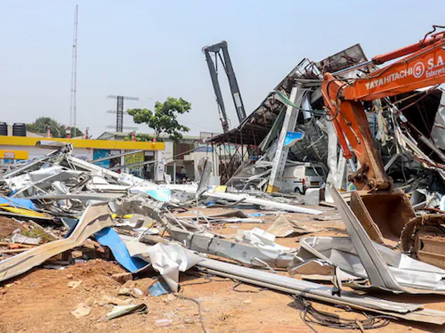 2 More Bodies Located Under Debris At Mumbai Billboard Collapse Site