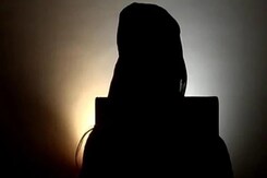 अश्लील फोटो भेजकर पत्नी की सहेली को किया ब्लैकमेल अश्लील फोटो भेजकर पत्नी की सहेली को किया ब्लैकमेल