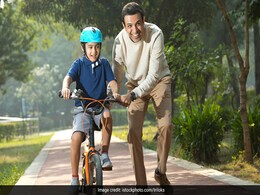 बच्चों की परवरिश में मां के साथ पिता की है बराबर की जिम्मेदारी, जानें बच्चों की मेंटल हेल्थ के लिए पापा का प्यार है कितना जरूरी बच्चों की परवरिश में मां के साथ पिता की है बराबर की जिम्मेदारी, जानें बच्चों की मेंटल हेल्थ के लिए पापा का प्यार है कितना जरूरी