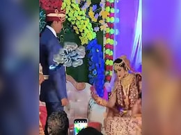 घुटनों के बल बैठकर दूल्हे को प्रपोज करने लगी दुल्हन, देख लोग बोले- हे प्रभु हे हरिराम कृष्ण जगन्नाथम प्रेमानंद ये क्या हुआ घुटनों के बल बैठकर दूल्हे को प्रपोज करने लगी दुल्हन, देख लोग बोले- हे प्रभु हे हरिराम कृष्ण जगन्नाथम प्रेमानंद ये क्या हुआ