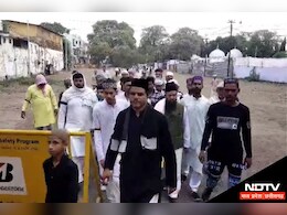 Bhojshala: मुसलमानों ने परिसर में काली पट्टी बांधकर की नमाज अदा, खुदाई के खिलाफ जताया अपना विरोध Bhojshala: मुसलमानों ने परिसर में काली पट्टी बांधकर की नमाज अदा, खुदाई के खिलाफ जताया अपना विरोध