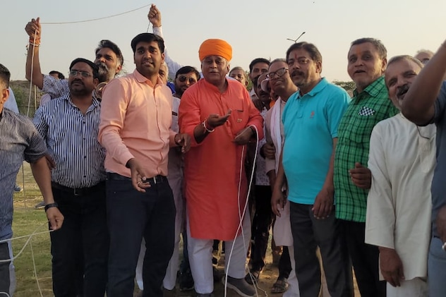 पारंपिरक चंदा पतंग उठाते हुए विधायक जेठानंद व्यास