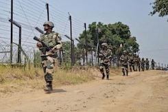 BSF Jawans Patrol Indo-Pak Border Amid Extreme Heat BSF Jawans Patrol Indo-Pak Border Amid Extreme Heat
